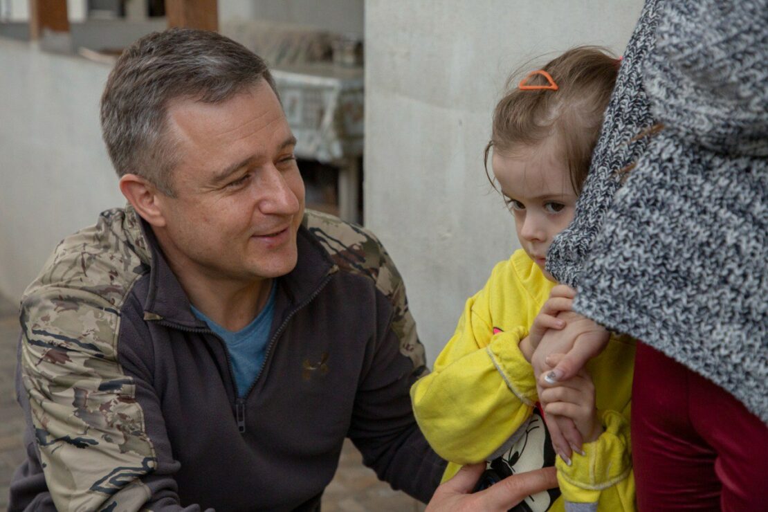 Война в Украине: Две истории эвакуированных из Харькова