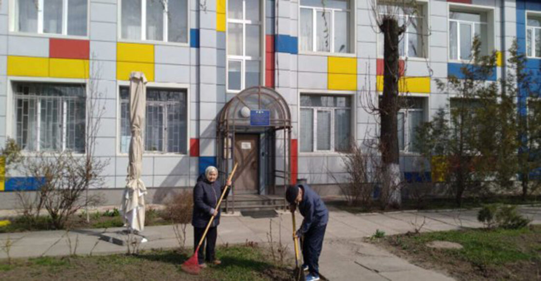 Война в Харькове: в Детской школе искусств №5 высаживают цветы