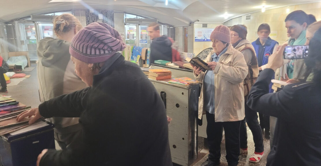 Война Харьков: На станциях метро библиотекари раздают книги