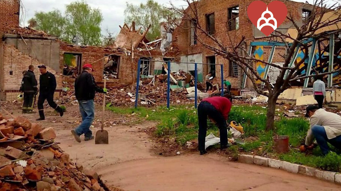 Волонтеры инициативы "Восстановим Харьков вместе" продолжают разбирать завалы разрушенных зданий 