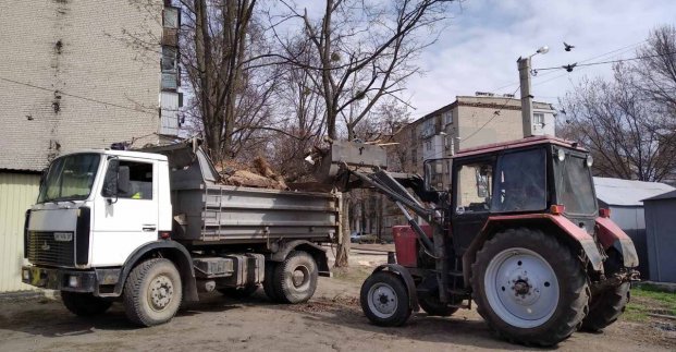 С улиц Харькова ежедневно вывозят мусор: 09.04.2022 