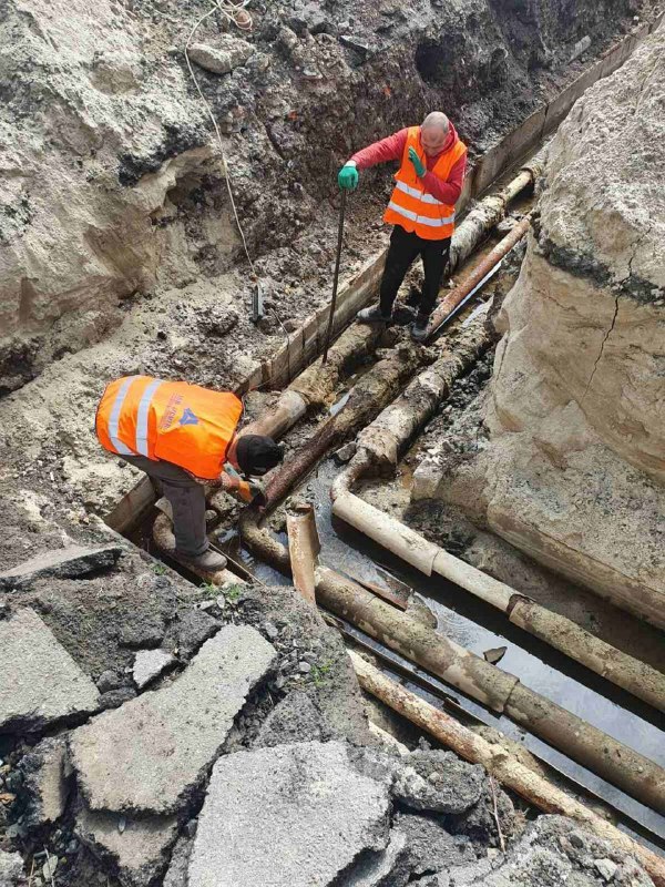 Дефекты на трубопроводах: Харьковские коммунальщики работают во время войны