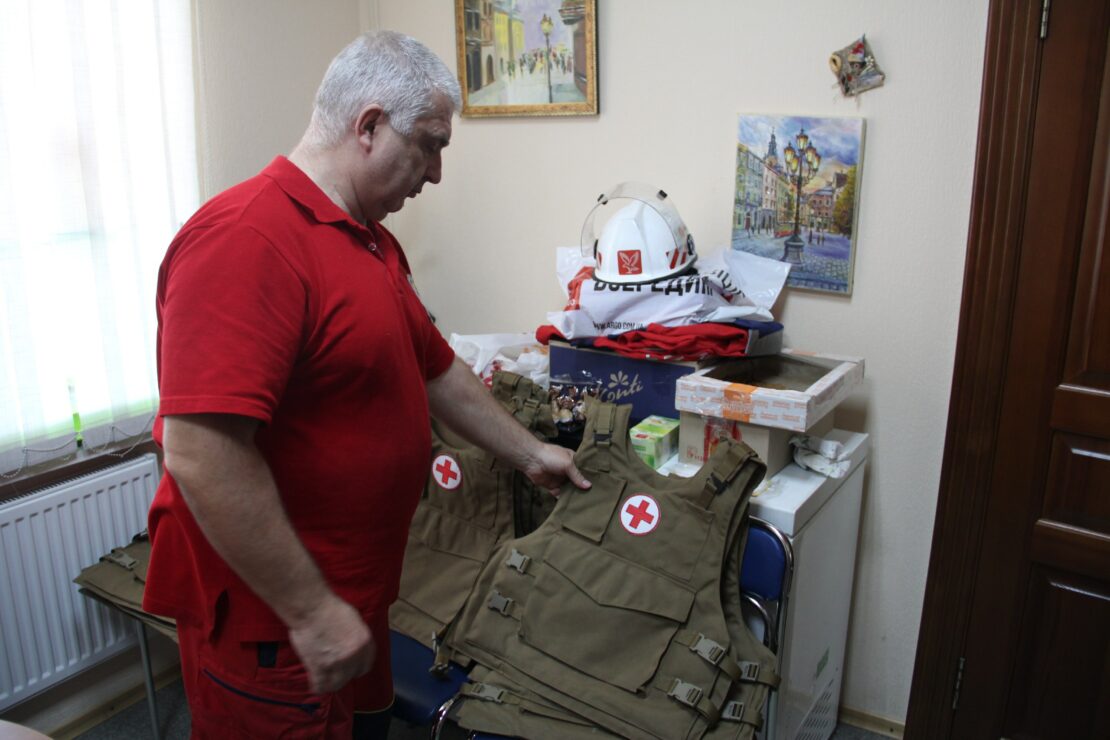 Война в Харькове: Работники скорой помощи получили бронежилеты