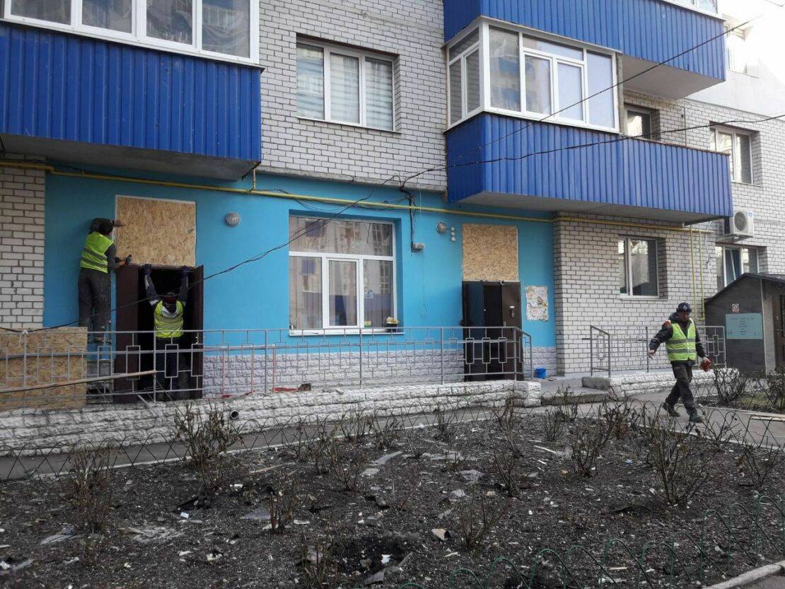 Война в Харькове: Коммунальщики восстанавливают разрушенные окна и крыши
