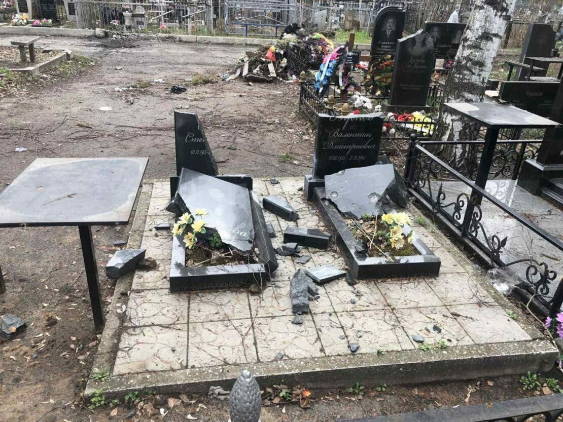 Враг активно обстреливает кладбища Харькова