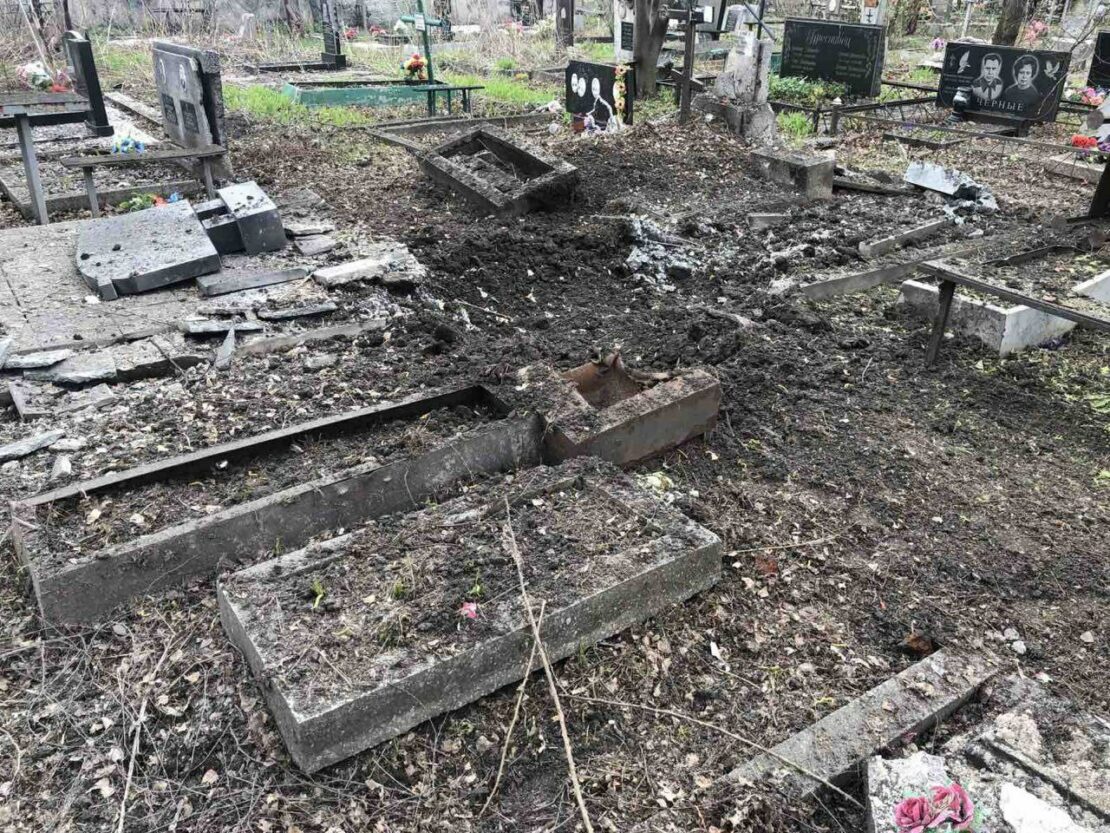 Враг активно обстреливает кладбища Харькова