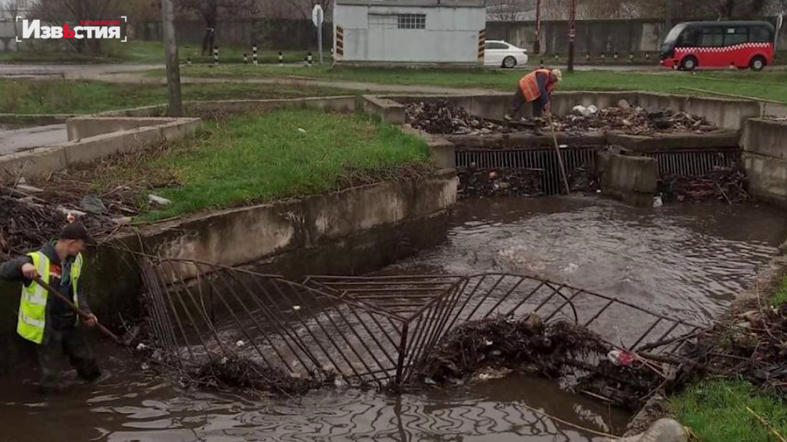 Коммунальщики Харькова устраняют порывы на сетях водоснабжения