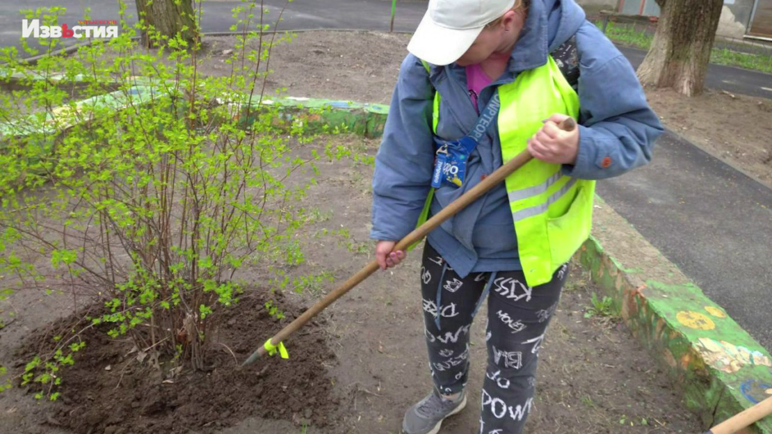 Коммунальщики 22 апреля в Харькове высаживают цветы и убирают город 