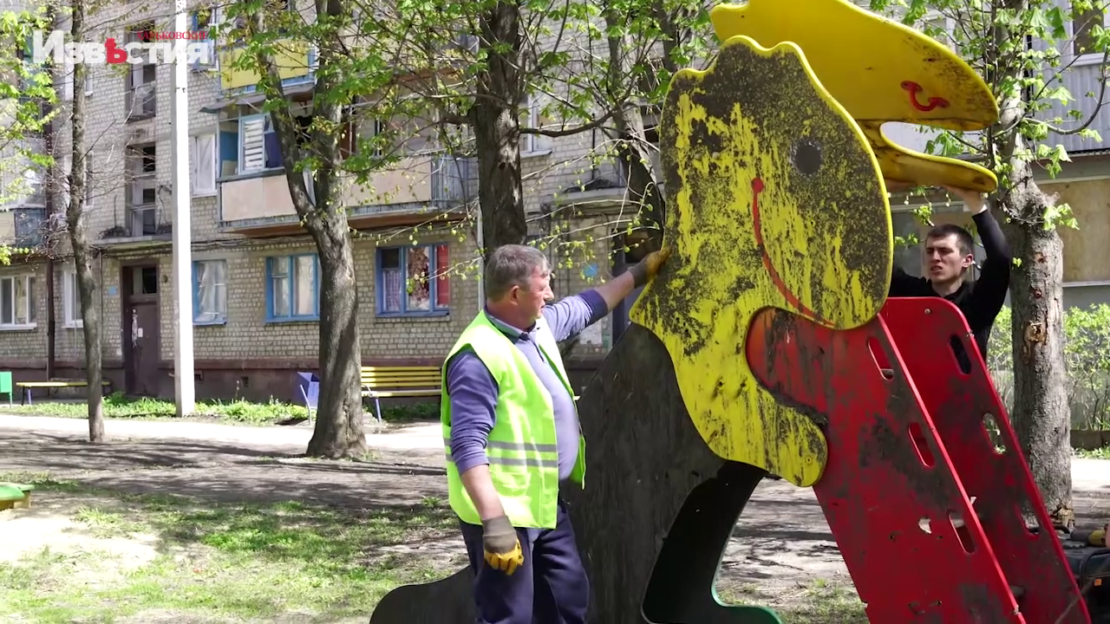 Харьков 25 апреля: Детские площадки после обстрелов ремонтируют коммунальщики