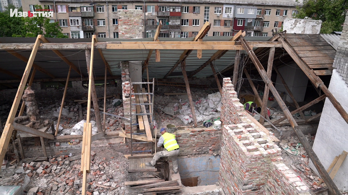 Снаряд попал в квартиру и разнёс кровлю: Харьковские коммунальщики восстанавливают разрушенный дом (видео)
