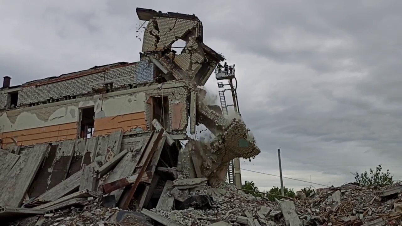 Спасатели разбирают завалы школы, разрушенной после авиаудара оккупантов рф (видео)