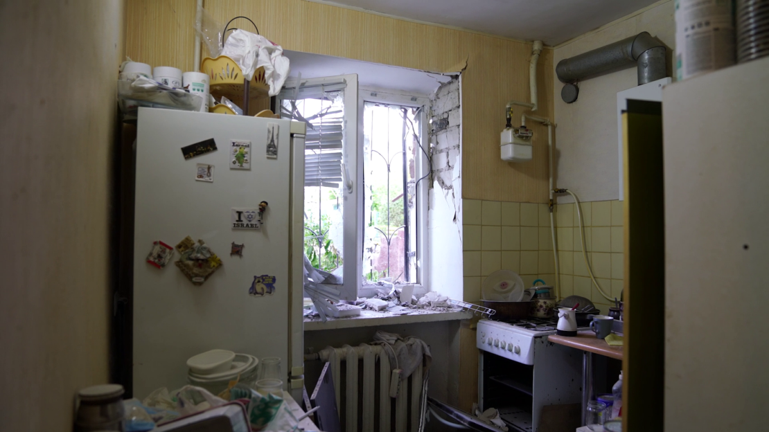 "Я был на работе, поэтому выжил", - харьковчанин о последствии обстрела жилого дома на Павловом Поле (видео)