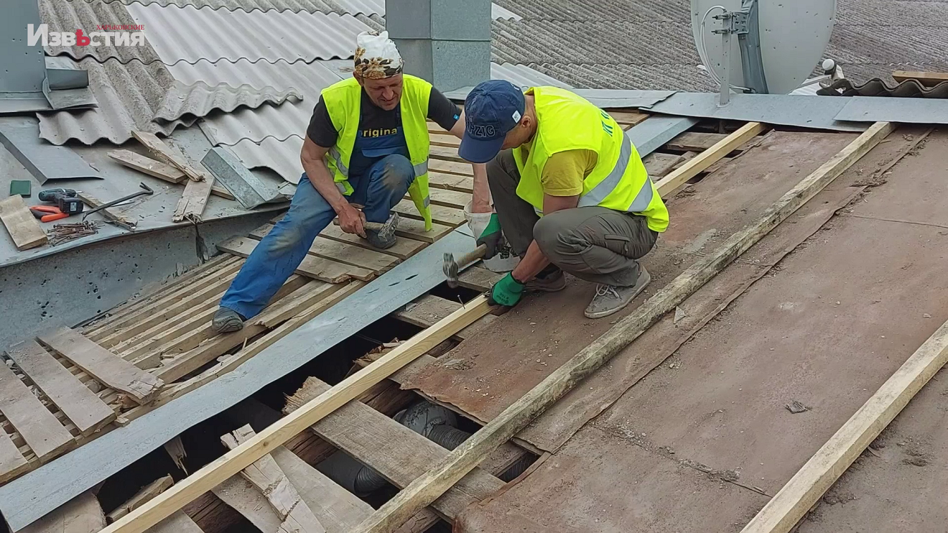 Разбитые снарядами кровли в Харькове: Коммунальщики ремонтируют крыши жилых многоэтажек (видео)