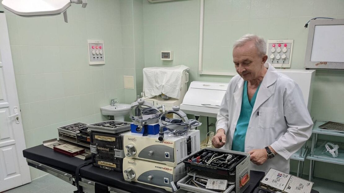 Волонтеры Харьков: Больница неотложной помощи получила набор инструментов из США