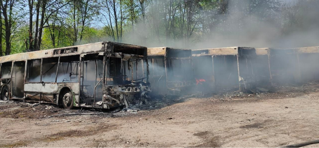 Враг обстрелял Киевский район: загорелись жилой дом и АТП