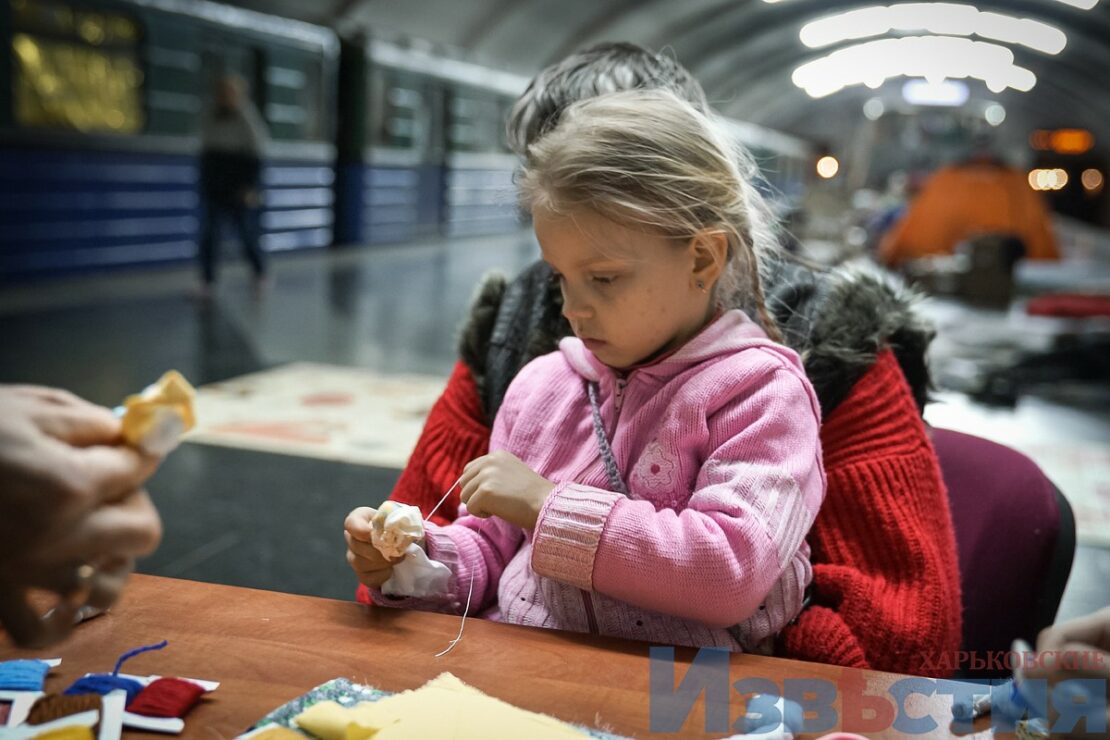 Фото война Харьков: В метро дети сделали куклы-обереги