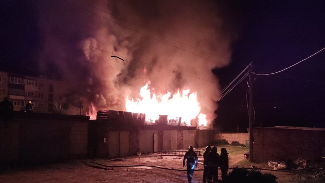 Пожар Харьковская область: В Чугуеве горели гаражи - поджог