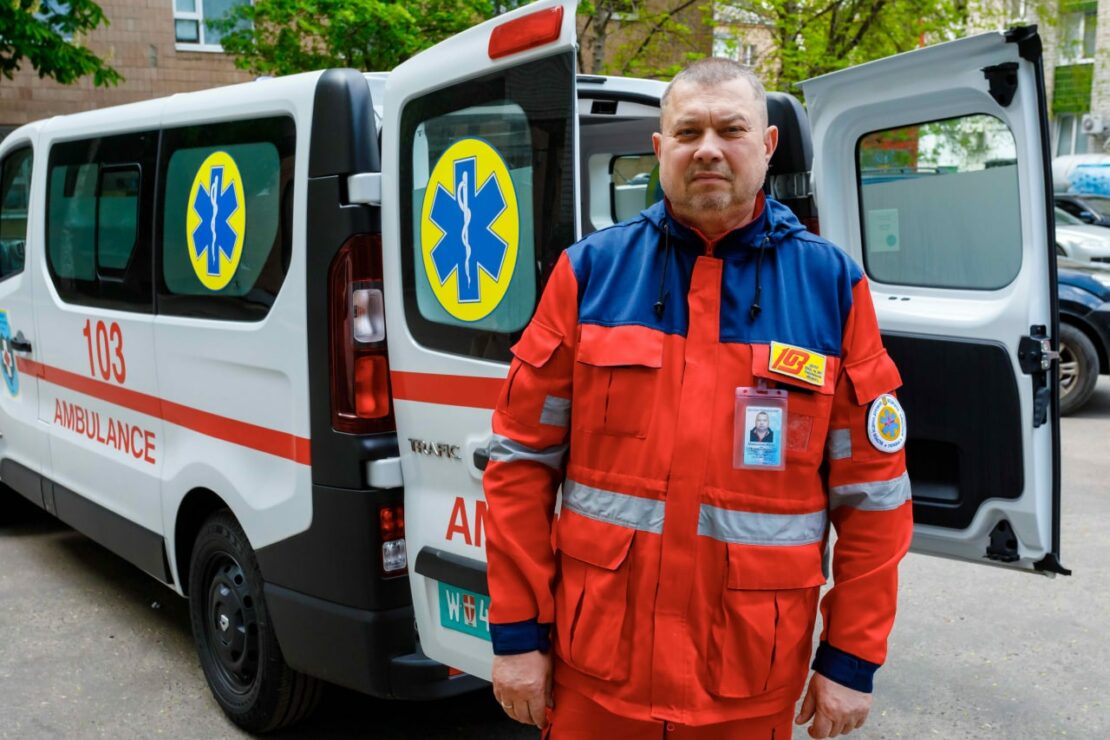 Война Харьков: Медики "скорой помощи" получили новый реанимобиль