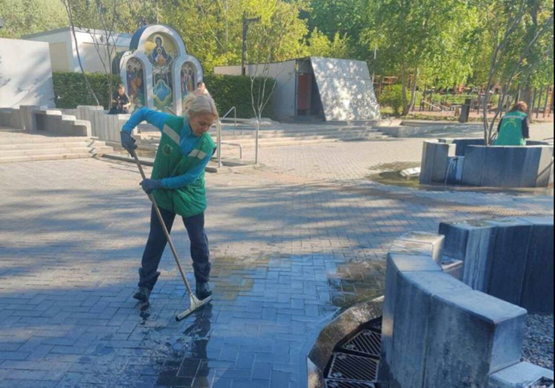 В Харькове коммунальщики убирают зоны отдыха несмотря на войну