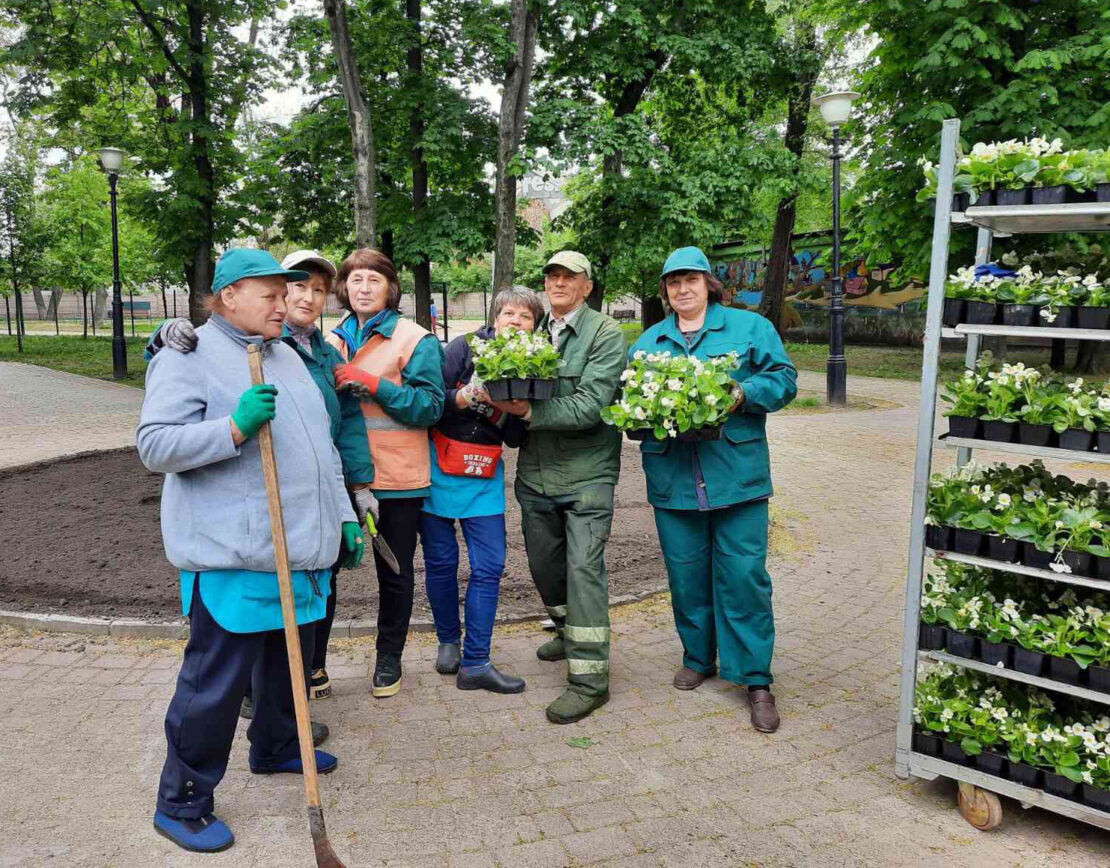 Война Харьков: Коммунальщики благоустраивают дворы и садят цветы