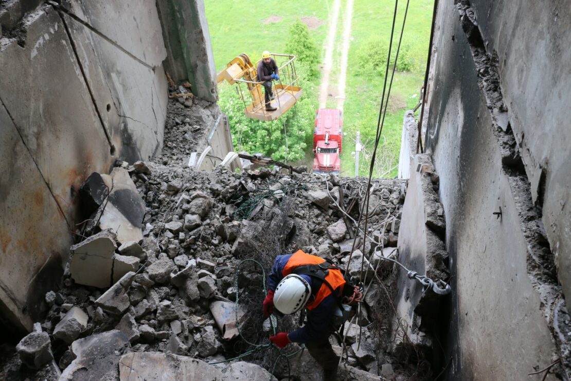 Война Харьков: Спасатели разбирают завалы в поселке Жуковского