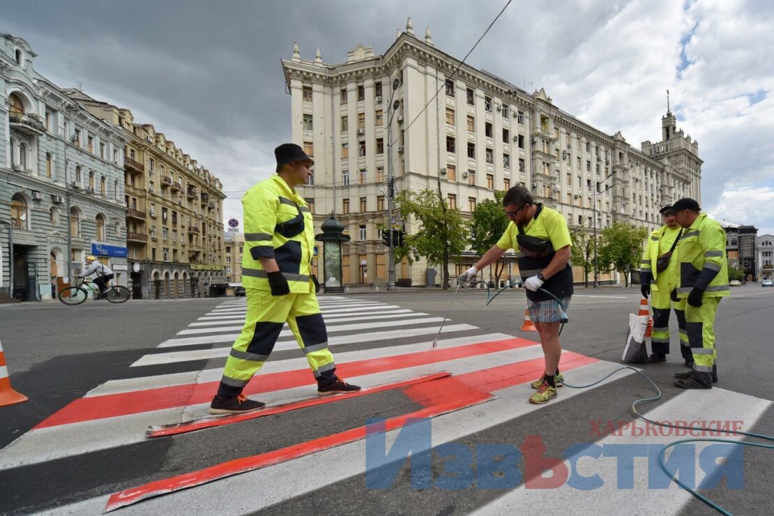 ФОТО Харьков война: Коммунальщики наносят разметку на дороги