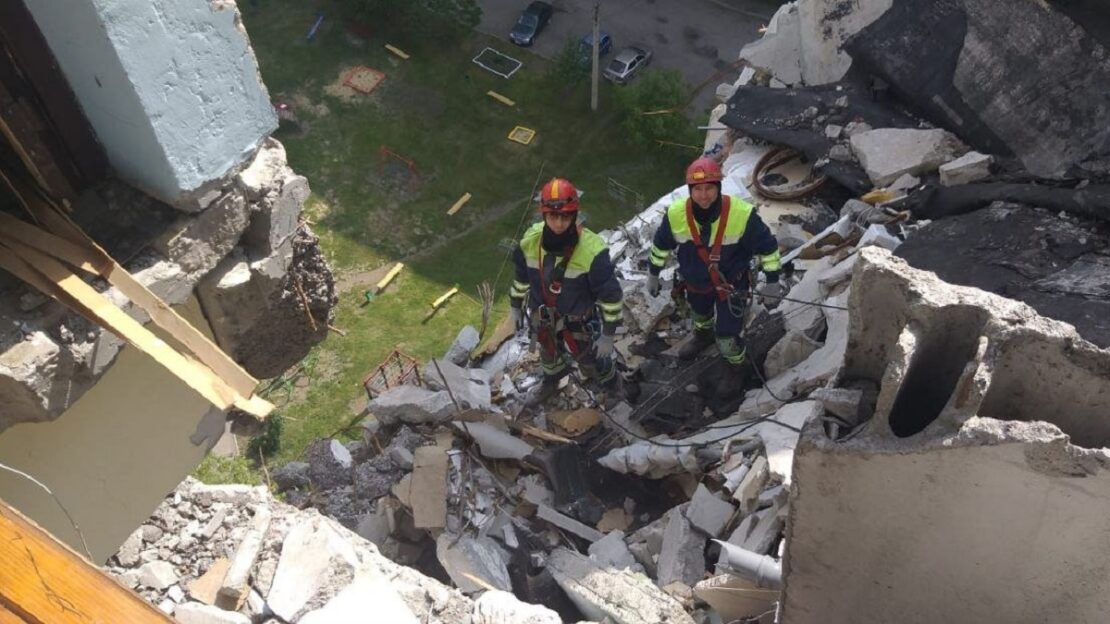 В Харькове из-под завалов разрушенного обстрелами дома спасатели извлекли четыре тела (видео)