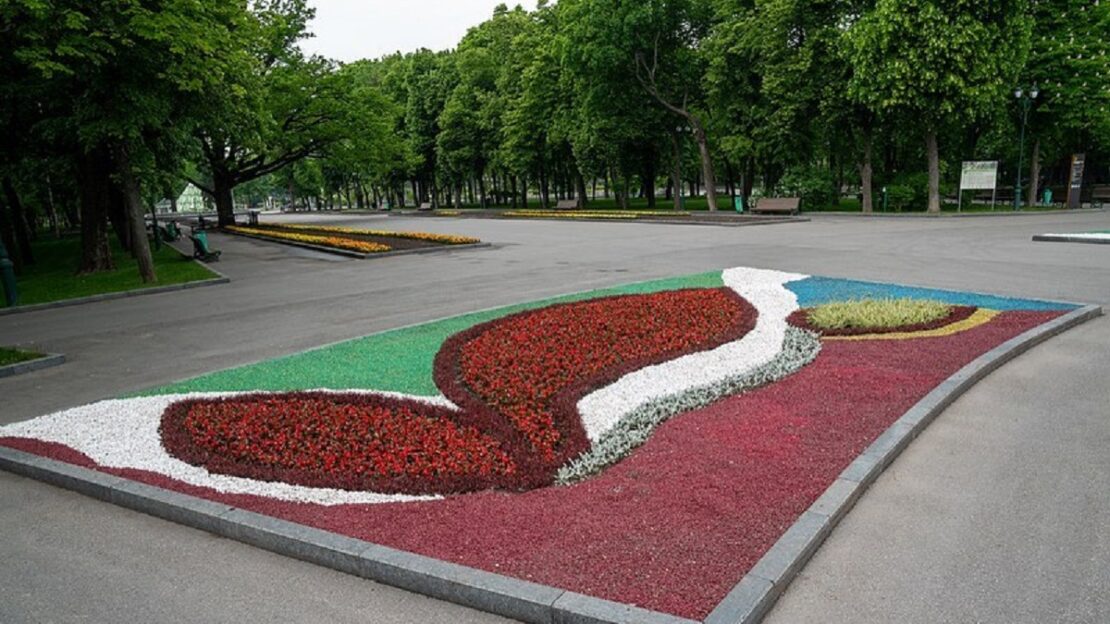 Война Харьков: Цветочное панно в саду Шевченко создали коммунальщики 