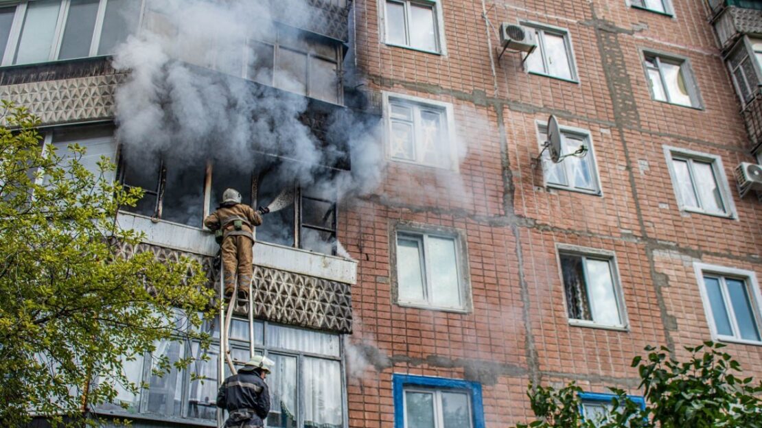 В Харьковской области на пожаре в многоэтажке спасли женщину