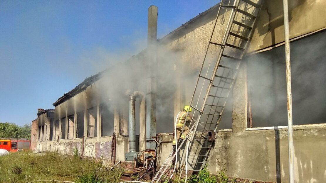 Обстріли Харків: Пожежі у 3 районах - у Немишлянському районі горіли склади та деревина