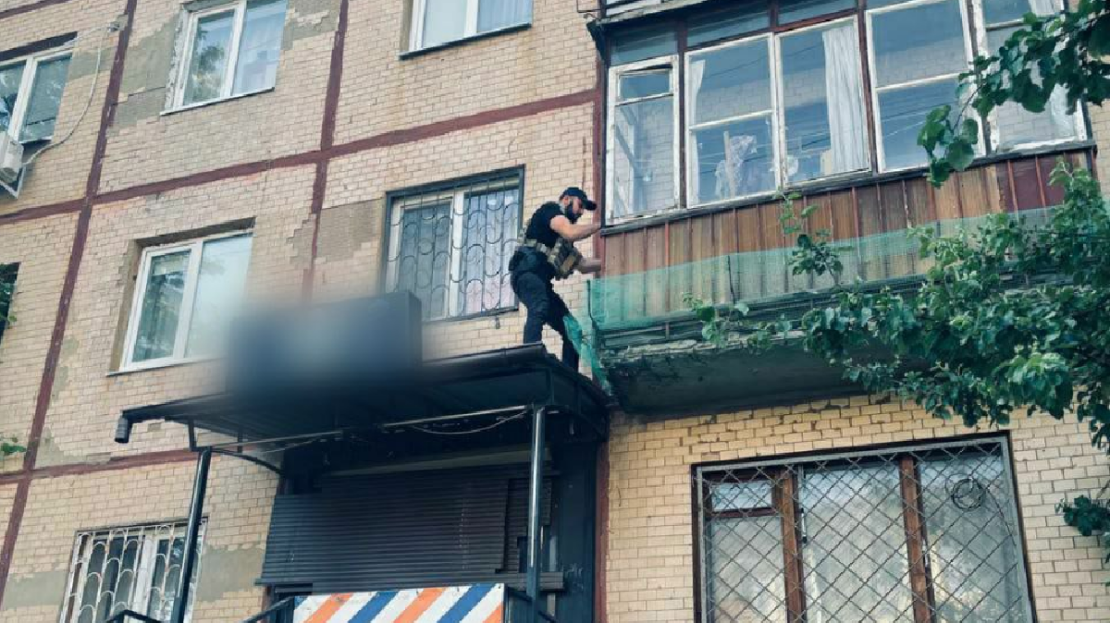 В Харькове патрульные пришли на помощь бабушке через балкон второго этажа