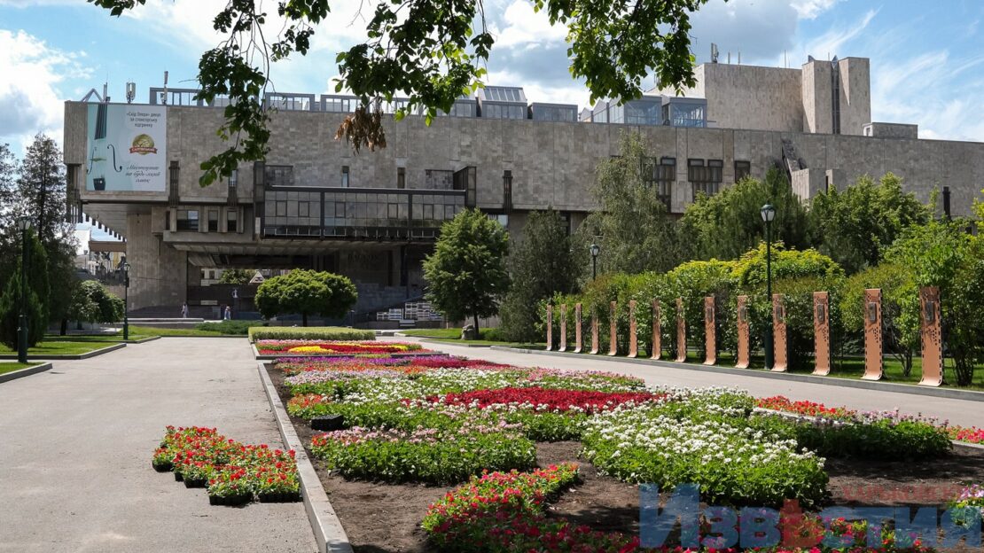 Фото Харків війна: Квіти у саду Шевченка