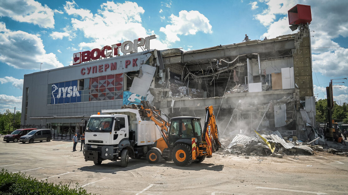 Последствия обстрела супермаркета "Восторг" в Харькове убирают коммунальщики (видео)