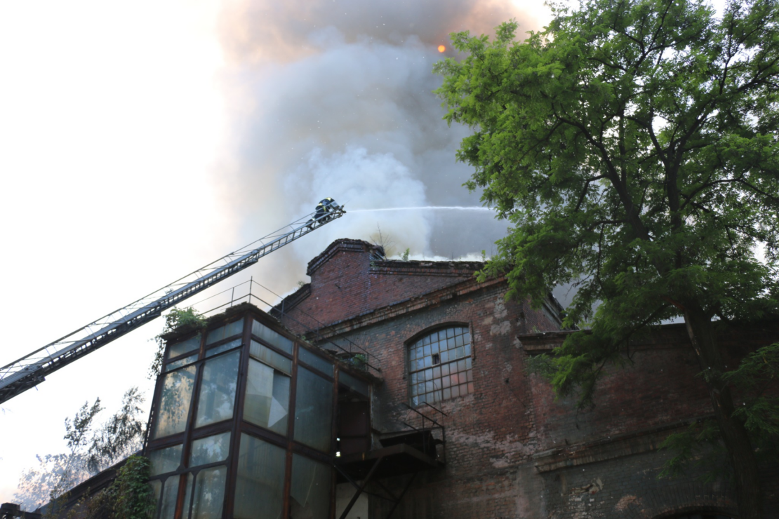 В Харькове произошел масштабный пожар на предприятии "Электромашина" (видео)