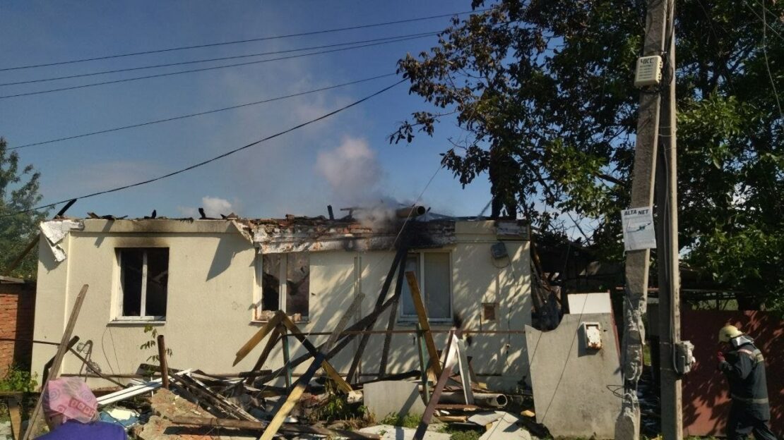 Війна Харківщина: Через обстріли Чугуєва загорілись приватні будинки - є постраждалі