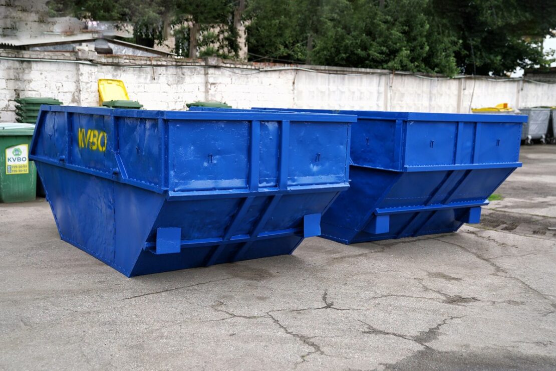 Війна Харків: Сотні контейнерів для сміття пошкоджені обстрілами