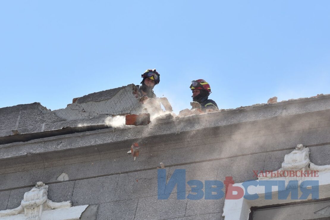 ФОТО Харків війна: Палац праці - рятувальники розбирають завали