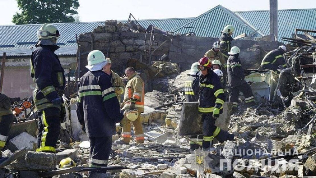 Ночной обстрел Новобаварского района в Харькове: разбор завалов 