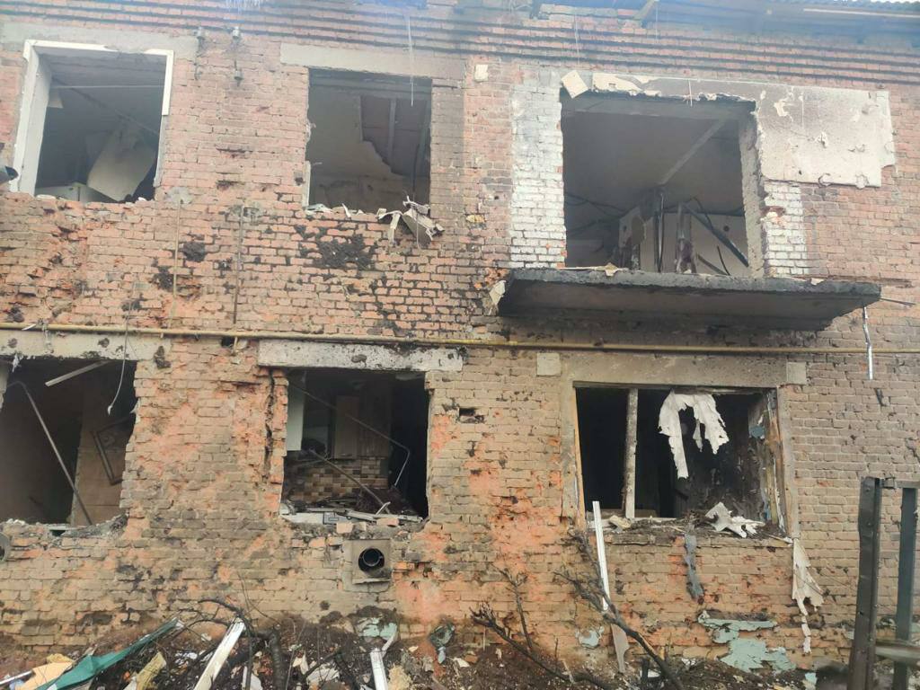Війна Харківська область: Російська ракета влучила в багатоквартирний будинок у смт Золочів