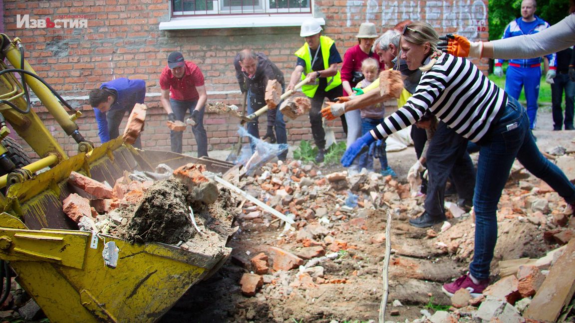 Новини Харкова: Як волонтери допомагають у відновленні міста (відео)