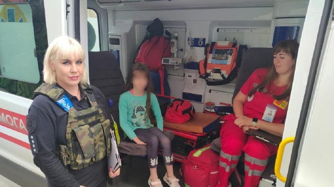 Новини Харкова: Жінка била доньку на дитячому майданчику