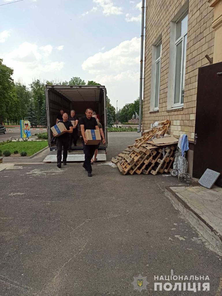 Поліцейські  допомогли розвантажити вантажівку з продуктами (фото)
