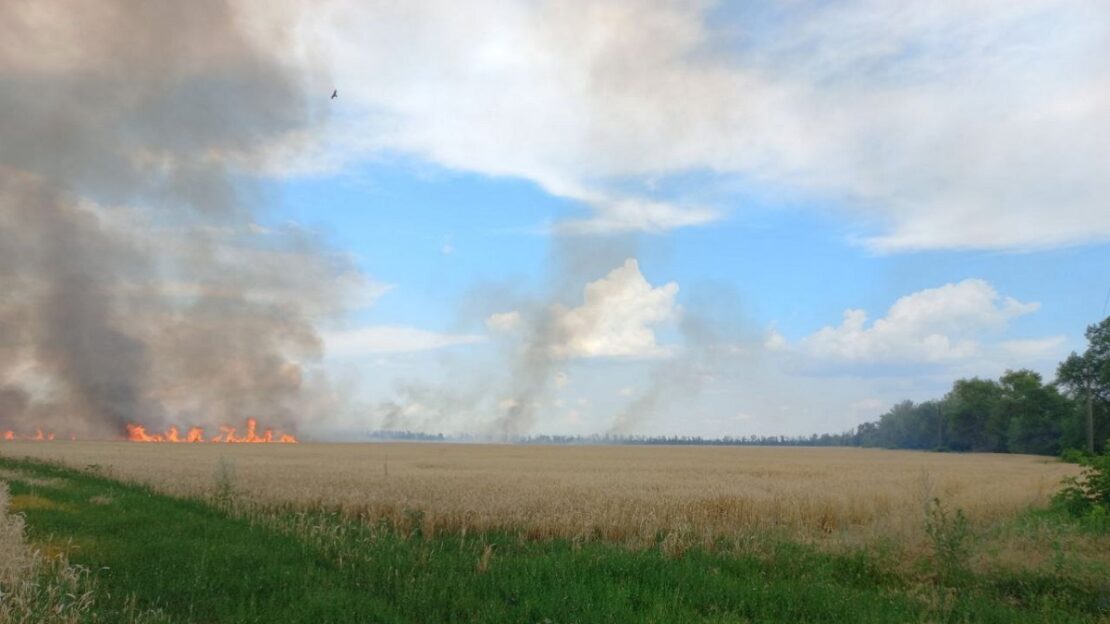 Обстріли на Харківщині: горіли поле пшениці, навчальний заклад та будинки