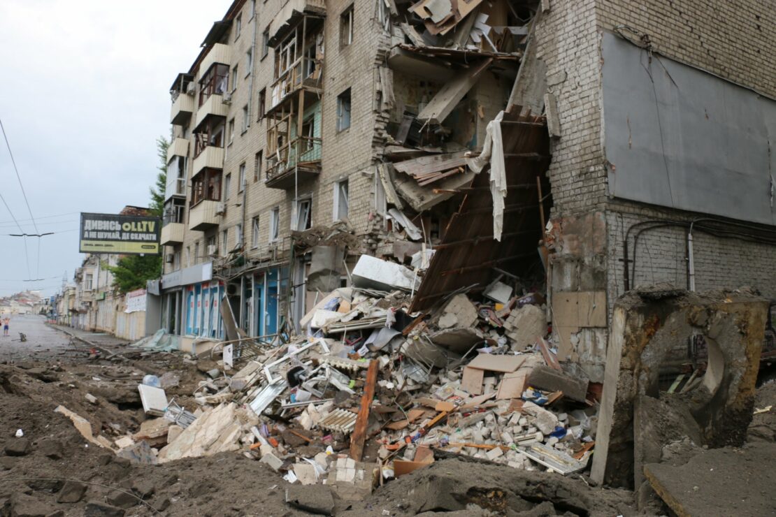 Ракетні удари по Харкову: В ніч на 11 липня рашисти зруйнували дім, школу та склади 