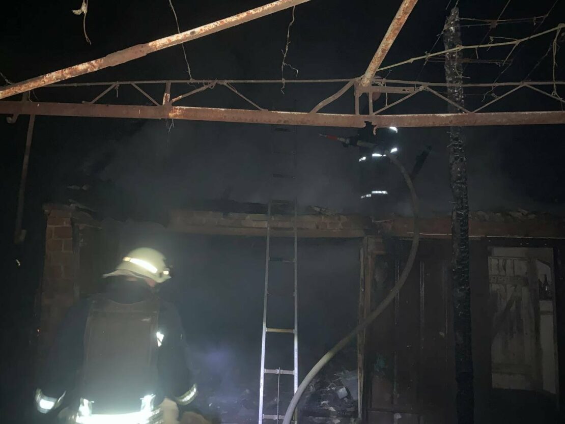 Пожежі через ворожі обстріли в Харківській області: в трьох районах горіли приватні будівлі та сміттєзвалище