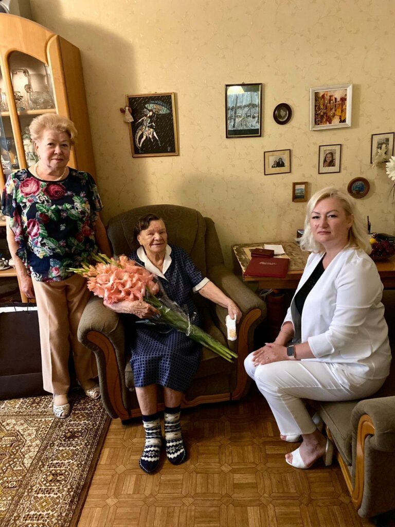 Новини Харкова: Мешканку Салтівки Ольгу Ільїну привітали з днем народження