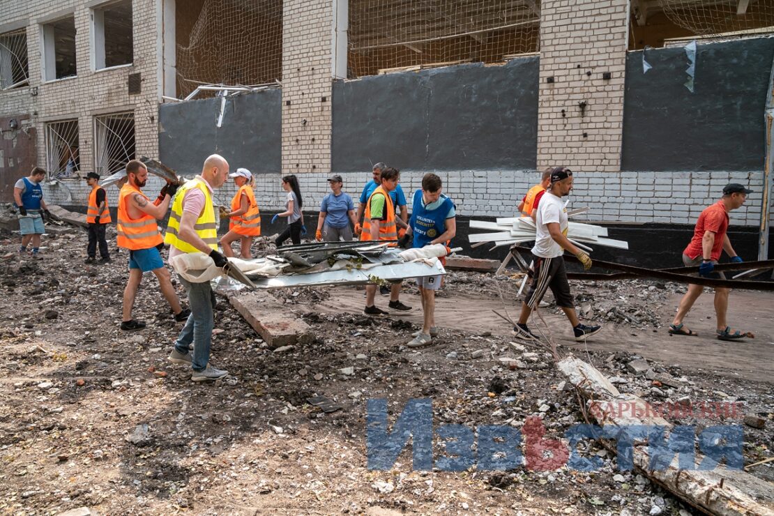 ФОТО Харків війна: Розбір завалів у школі №78 після ракетного удару 