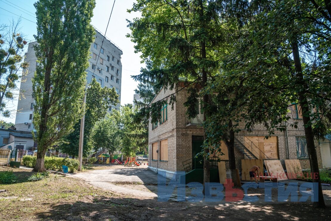 ФОТО Харків війна: Дитячий садок у Шевченківському районі - прибирання після обстрілів