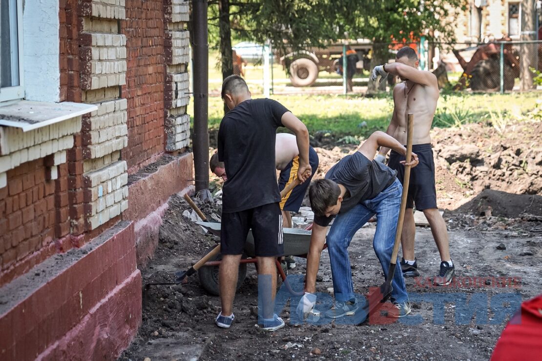 ФОТО Харків війна: Ліквідація наслідків ракетного удара по школі в Індустріальному районі