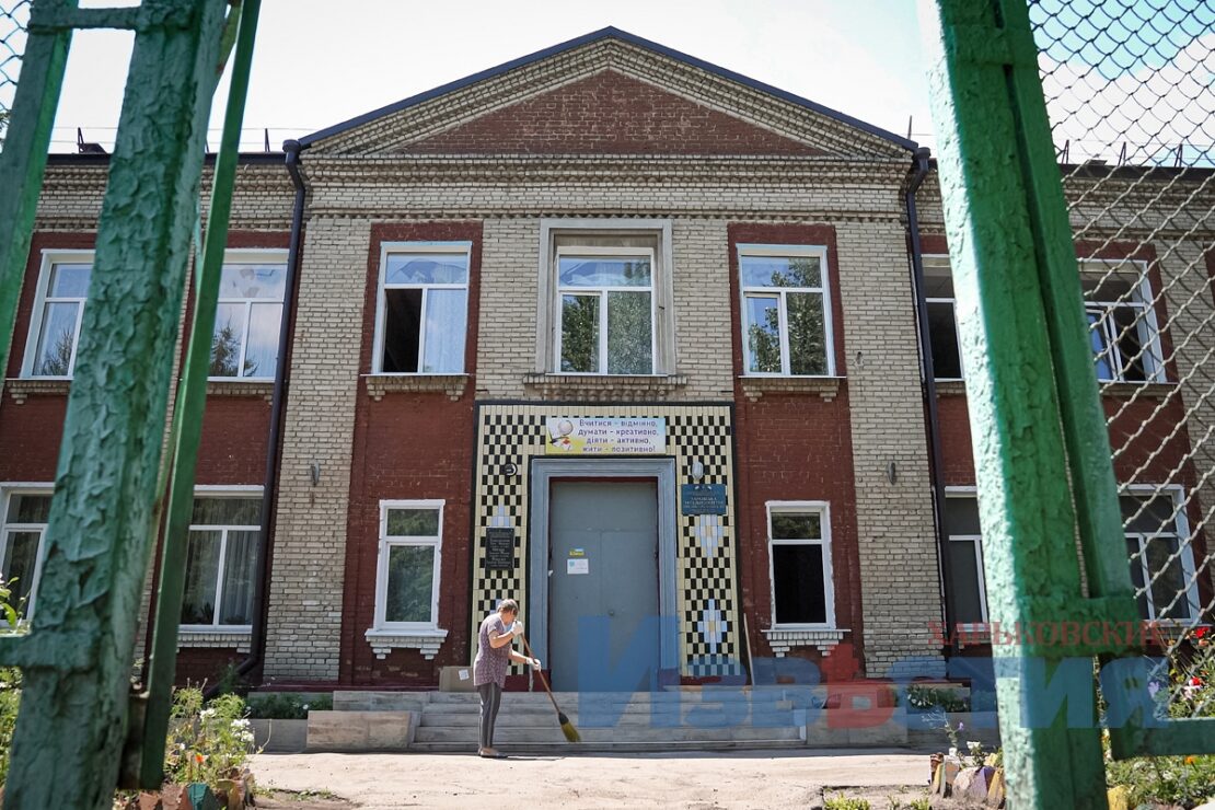 ФОТО Харків війна: Ліквідація наслідків ракетного удара по школі в Індустріальному районі